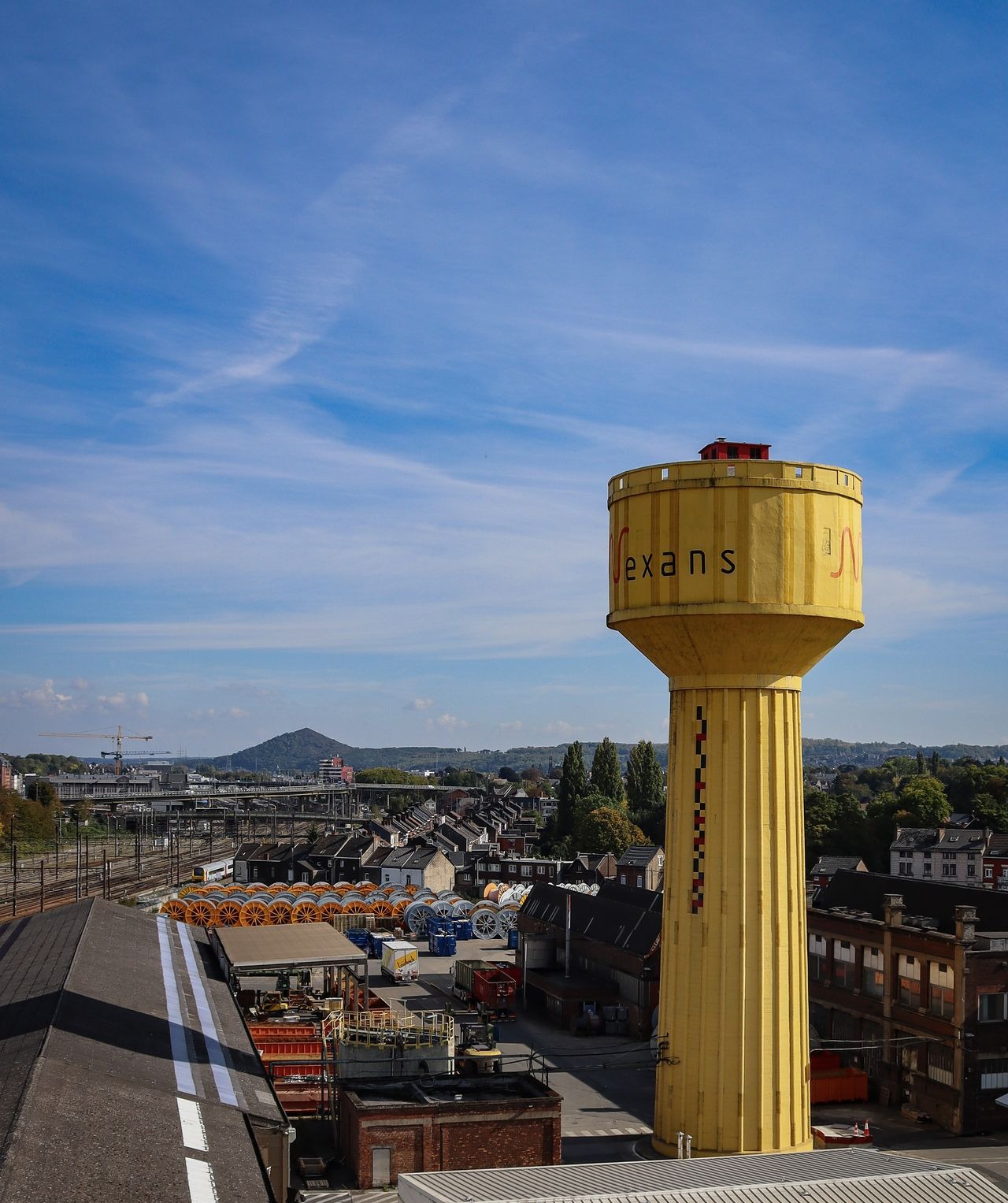 Tour Nexans jaune sur le Technopole Villette de Charleroi