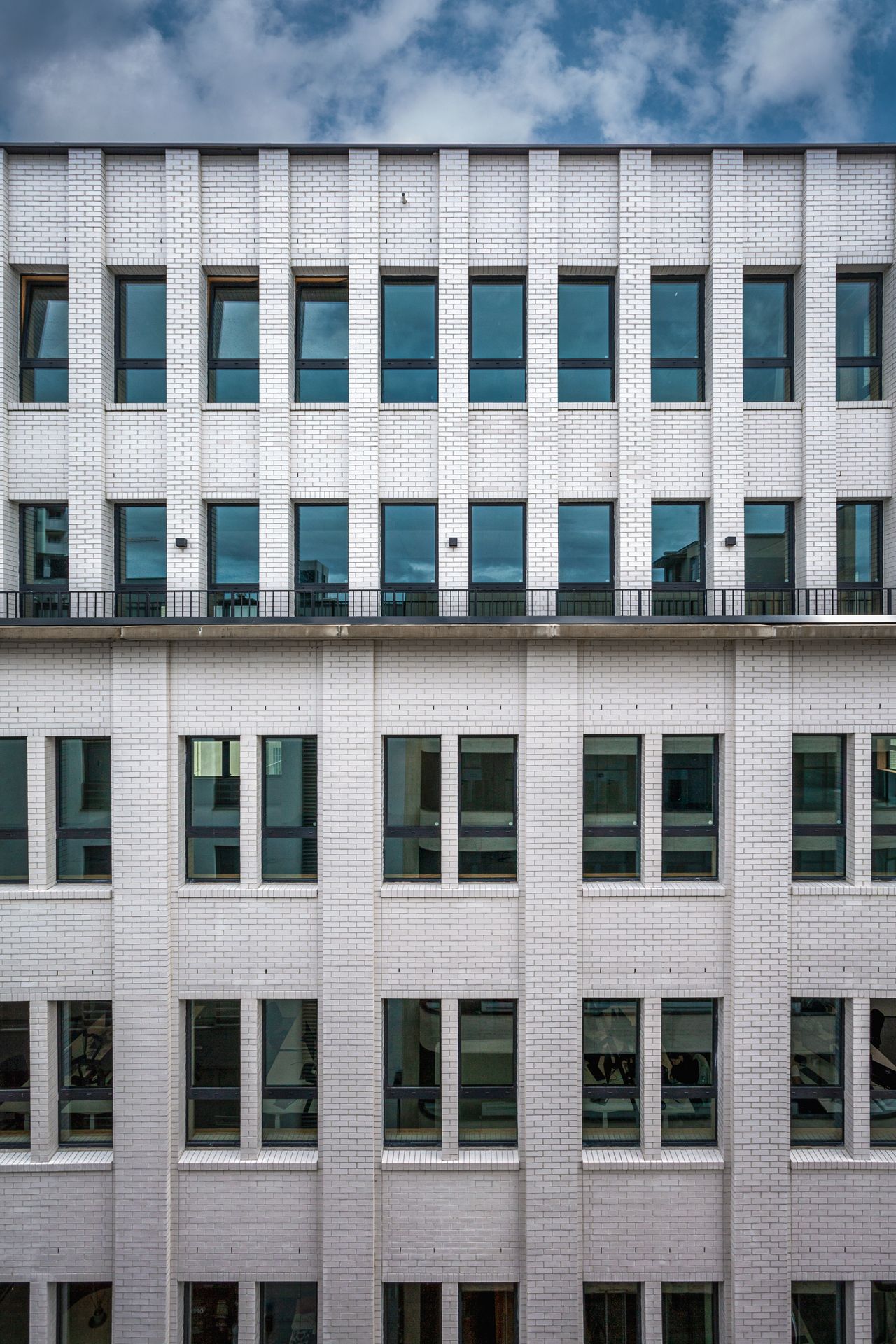 Vue sur les fenêtres du bâtiment Dockin