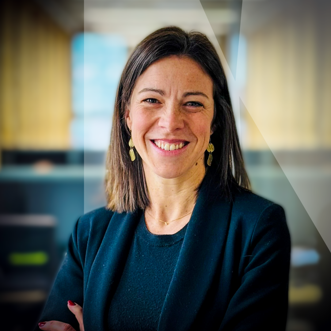 Portrait d'entreprise de Caroline Stevens, bras croisés et souriante