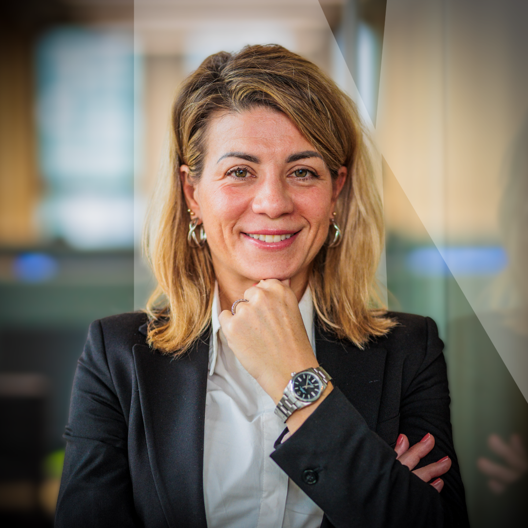 Photo portrait de Helena Pozios, responsable des interventions en Venture Capital chez Carbon souriante et une main sur le menton.