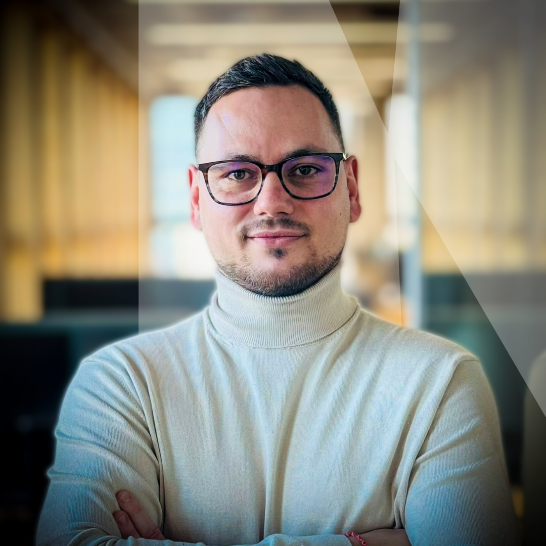 Portrait d'entreprise de Jason Ranwez les bras croisés