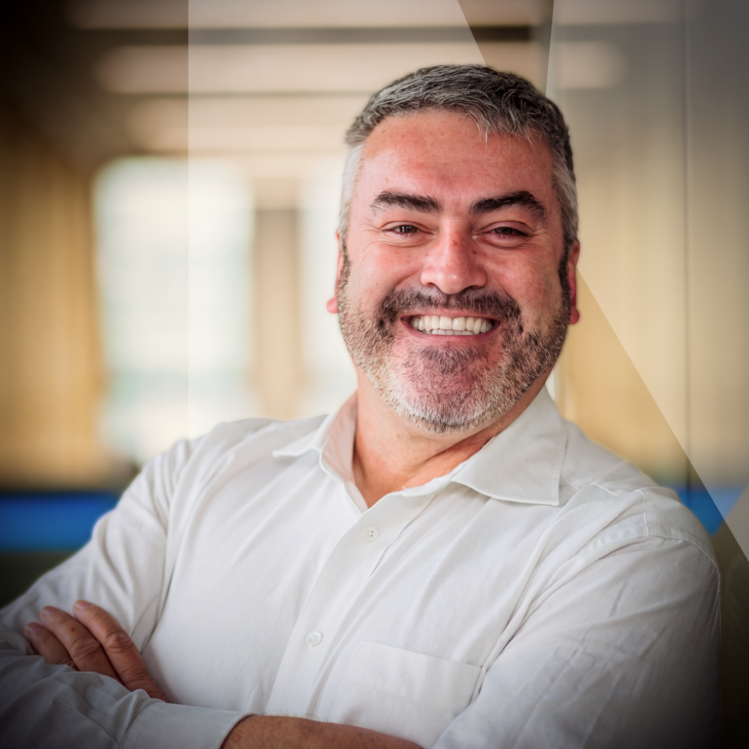 Photo portrait de Fabrice Carosella, Investment Manager Carbon souriant les bras croisés