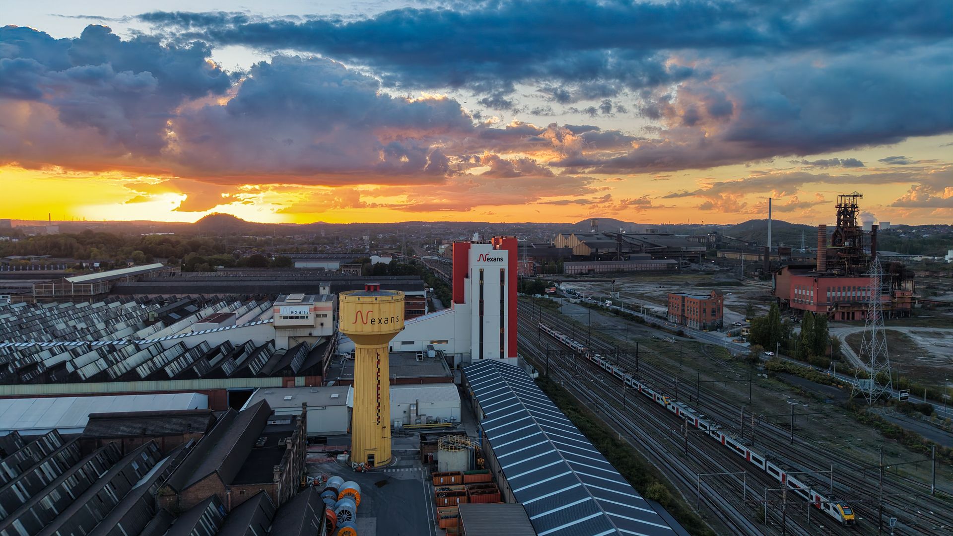 Photo horizontale des deux tours Nexans au coucher du soleil