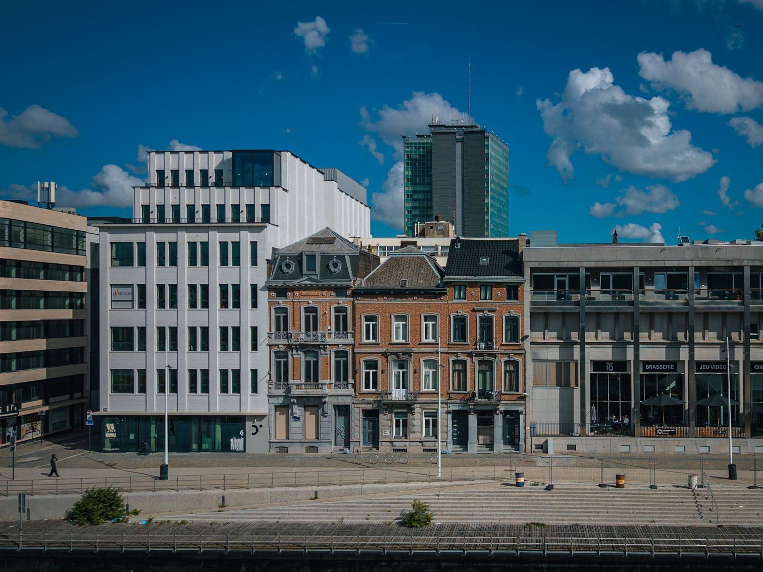 Photo du quai Arthur Rimbaud avec à gauche le bâtiment de bureaux Carbon blanc et à droite la brasserie du Quai 10